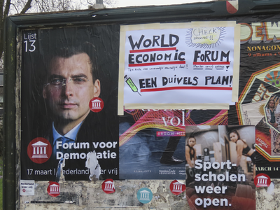 901426 Afbeelding van enkele affiches, geplakt op het gemeentelijke reclamebord aan de Oranjelaan te De Meern (Gemeente ...